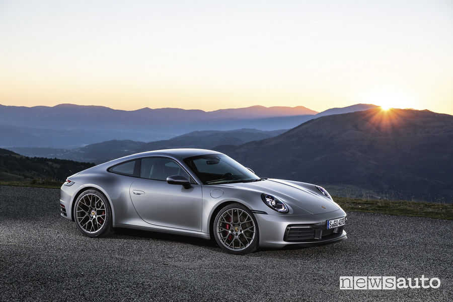 Nuova Porsche 911 2019 Carrera 4S, vista di profilo