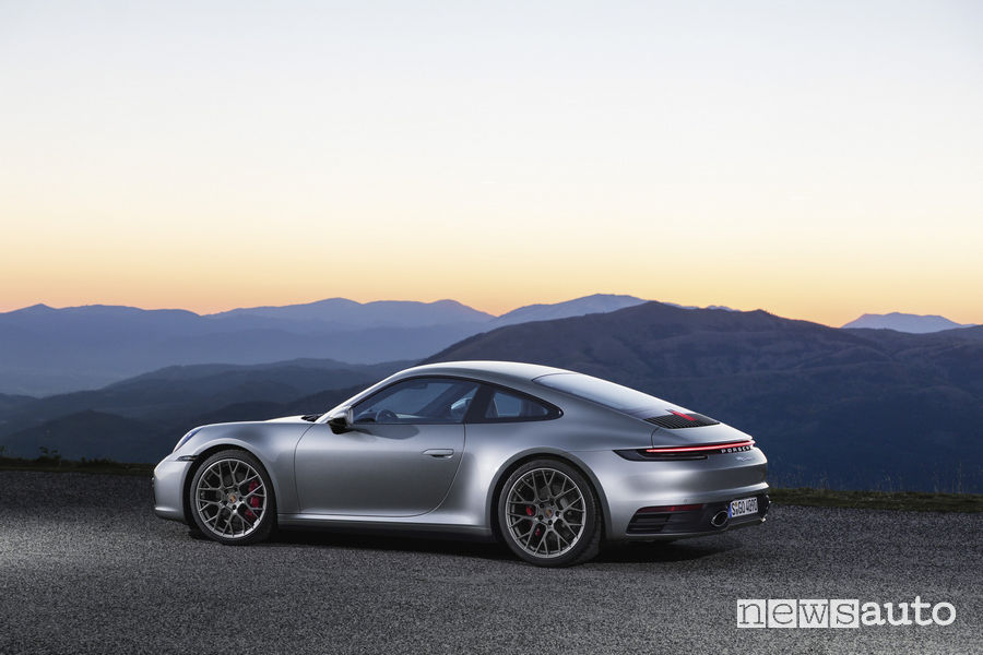 Nuova Porsche 911 2019 Carrera 4S, vista laterale