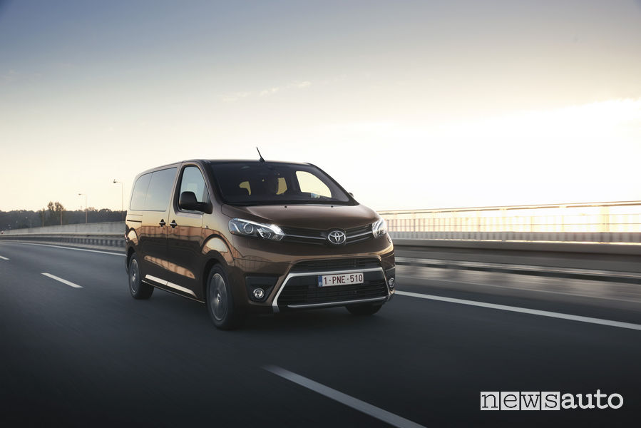 Toyota_Proace Verso 2019, vista di profilo