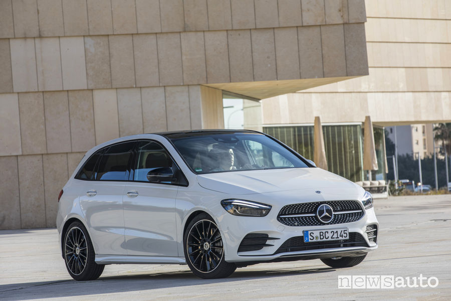 Mercedes-Benz Classe B 2019 200 AMG Line, vista di profilo