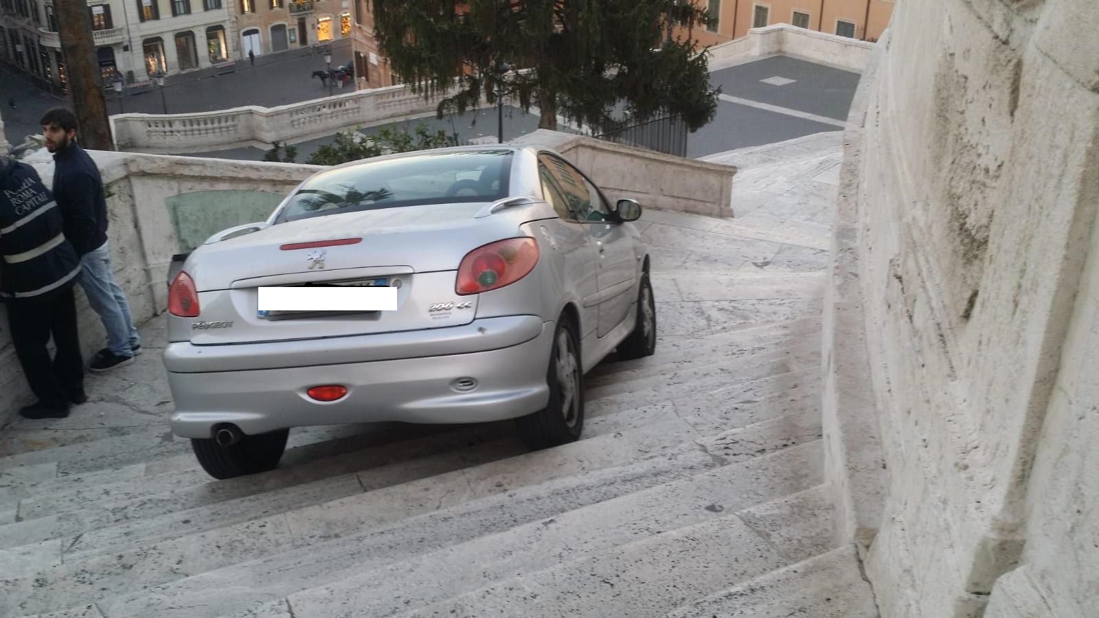 Incidente Piazza di Spagna auto a Trinità dei Monti