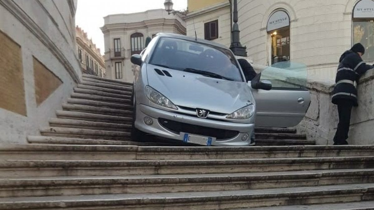 Incidente Piazza di Spagna auto a Trinità dei Monti