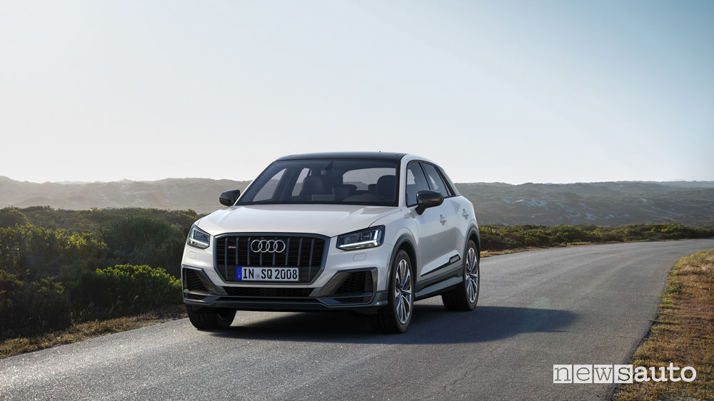 SUV sportivo Audi SQ2, vista frontale