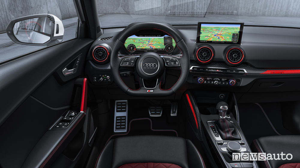 SUV sportivo Audi SQ2, plancia strumenti