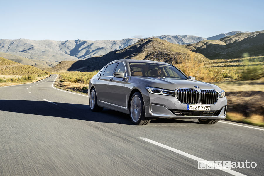 BMW Serie 7 2019, vista di profilo