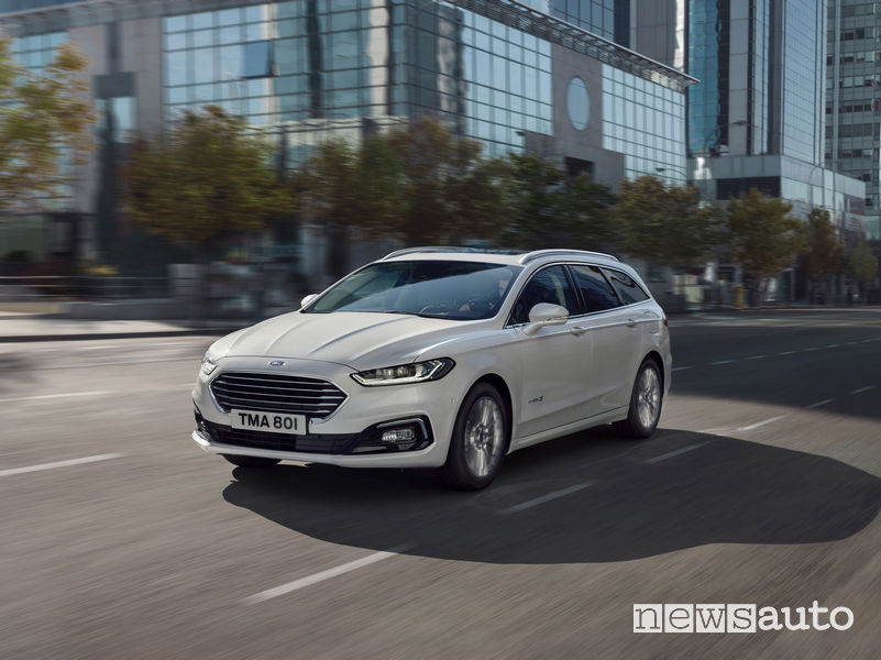 Ford Mondeo Hybrid 2019, vista di profilo