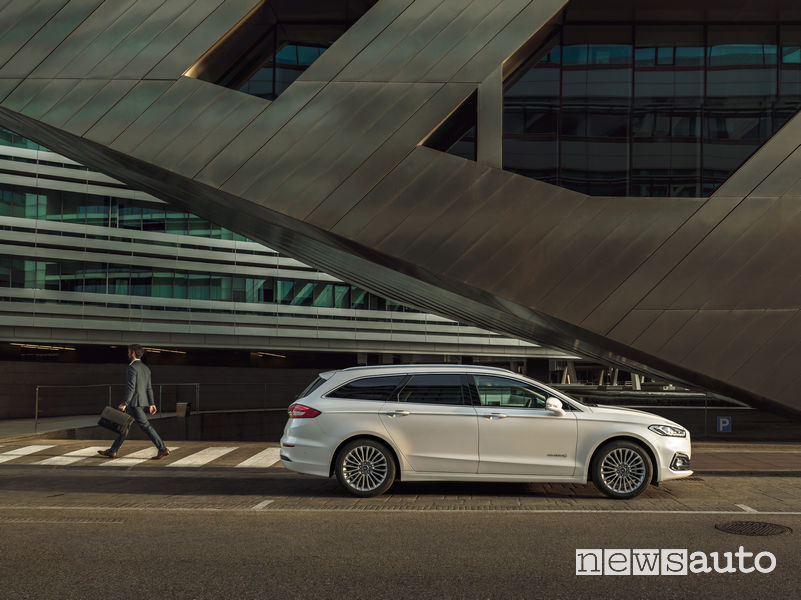 Ford Mondeo Hybrid 2019, vista laterale