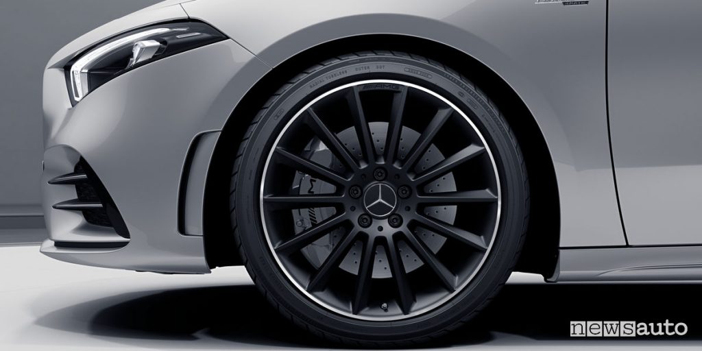 Mercedes-AMG A35 Race Edition, cerchi in lega 19" multirazze neri