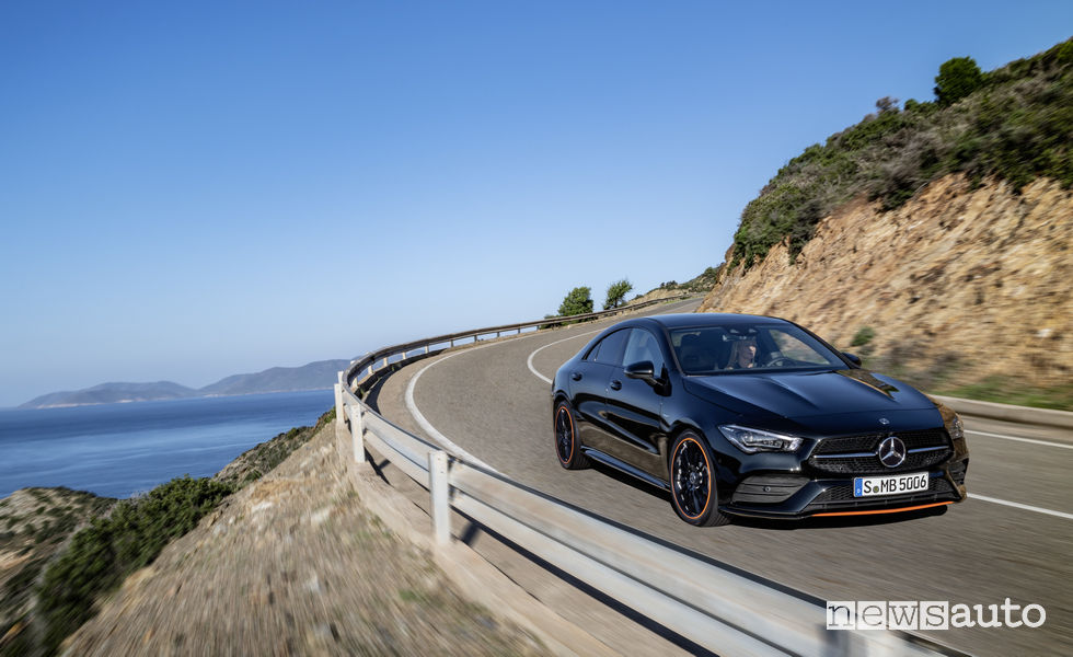 Mercedes-Benz CLA Edition Orange Art AMG Line, vista di profilo