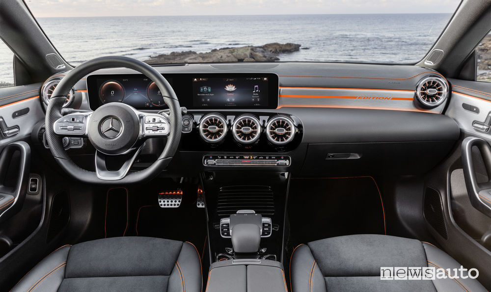 Mercedes-Benz CLA Edition Orange Art AMG Line, plancia strumenti