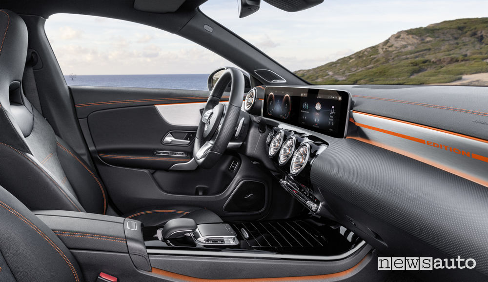 Mercedes-Benz CLA Edition Orange Art AMG Line, sedili anteriori