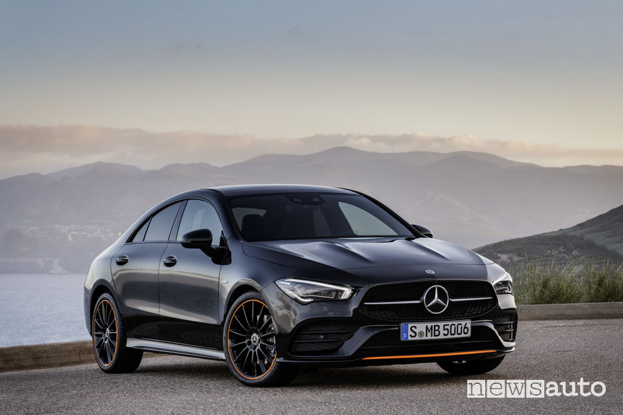 Mercedes-Benz CLA Edition Orange Art AMG Line, vista di profilo