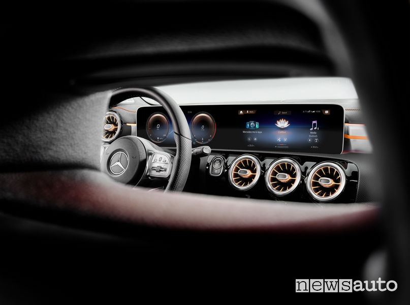 Mercedes-Benz CLA Edition Orange Art AMG Line, plancia strumenti