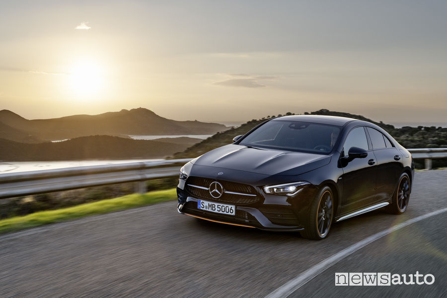 Mercedes-Benz CLA Edition Orange Art AMG Line, vista frontale