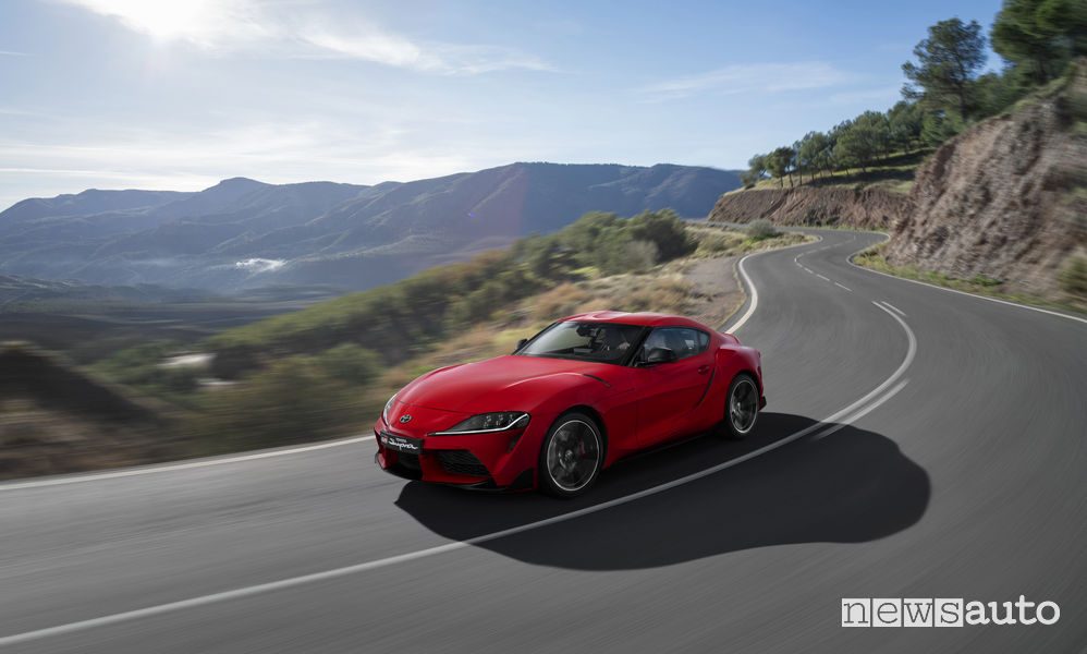 Nuova Toyota Supra rossa 2019, vista di profilo