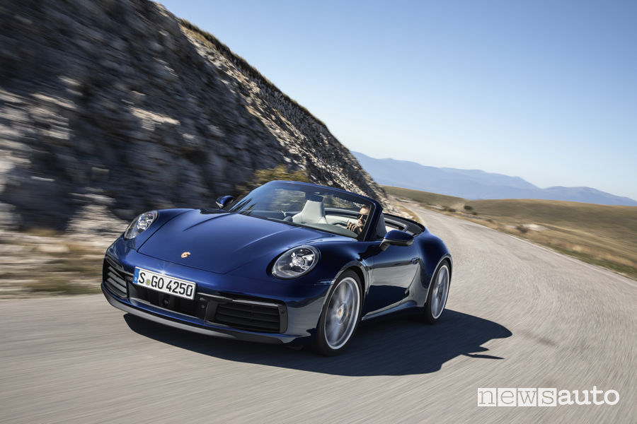 Porsche 911 Carrera S Cabriolet 2019, vista di profilo