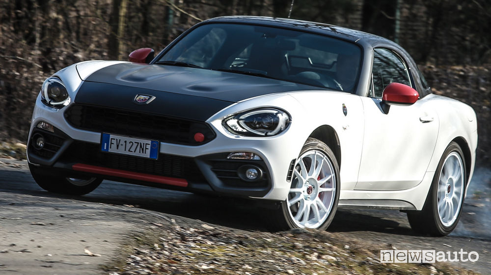 Abarth 124 Rally Tribute livrea bianca, vista di profilo