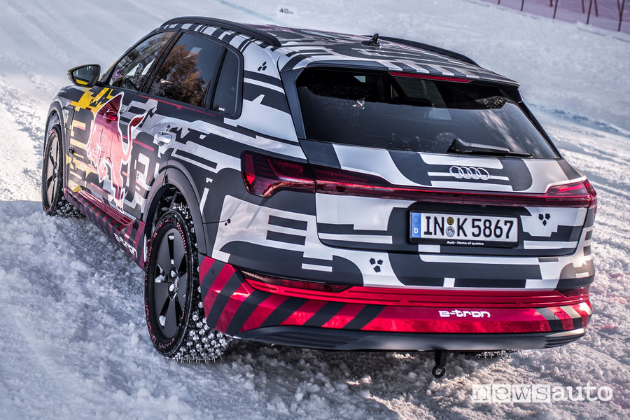Audi e-tron con le gomme chiodate sulla pista da sci di Kitzbühel