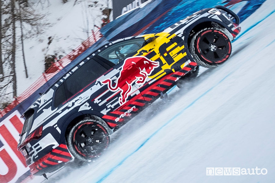 Audi e-tron con le gomme chiodate sulla pista di Kitzbühel