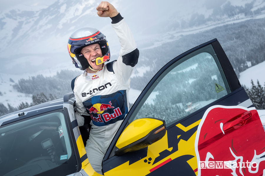 Audi e-tron sulla pista di Kitzbühel pilotata da Mattias Ekström