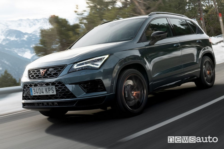 Cupra Ateca sui Pirenei, vista di profilo