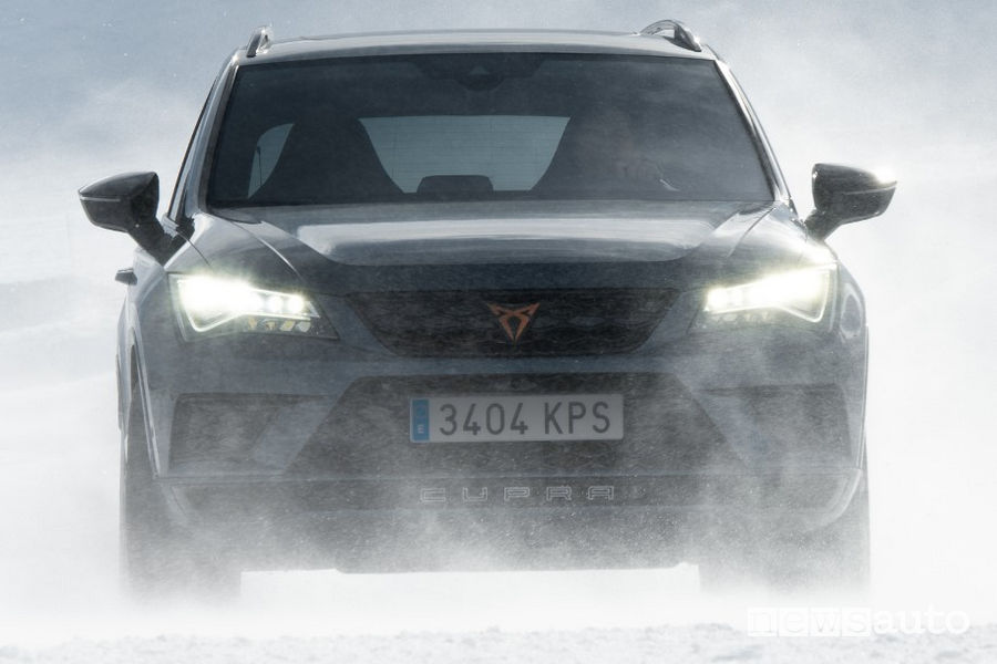 Cupra Ateca sui Pirenei, vista frontale