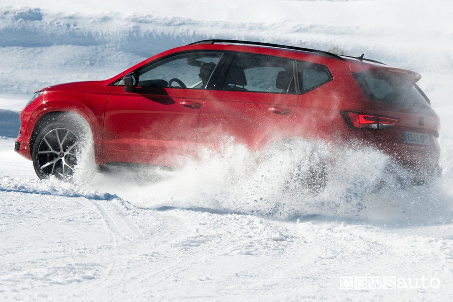 Cupra Ateca sui Pirenei, trasversi sulla neve