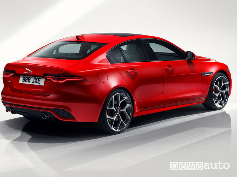 Jaguar XE 2019, vista posteriore