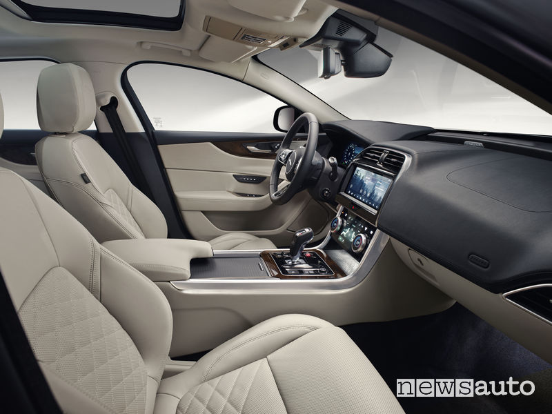 Jaguar XE 2019, sedili anteriori