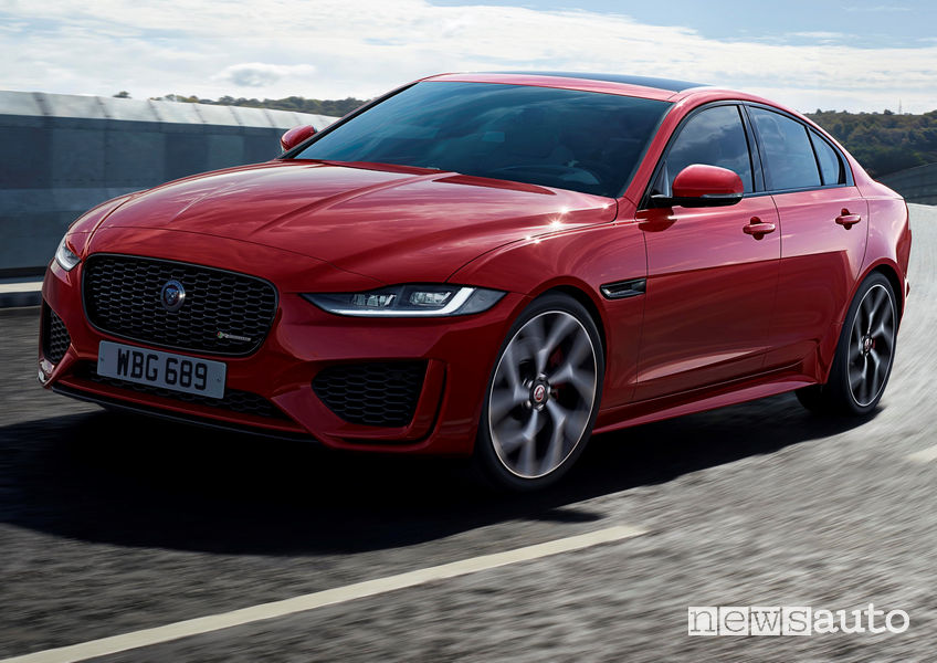 Jaguar XE 2019, vista di profilo