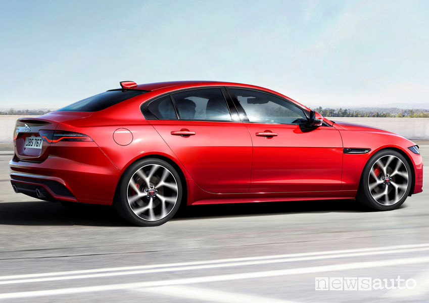 Jaguar XE 2019, vista laterale