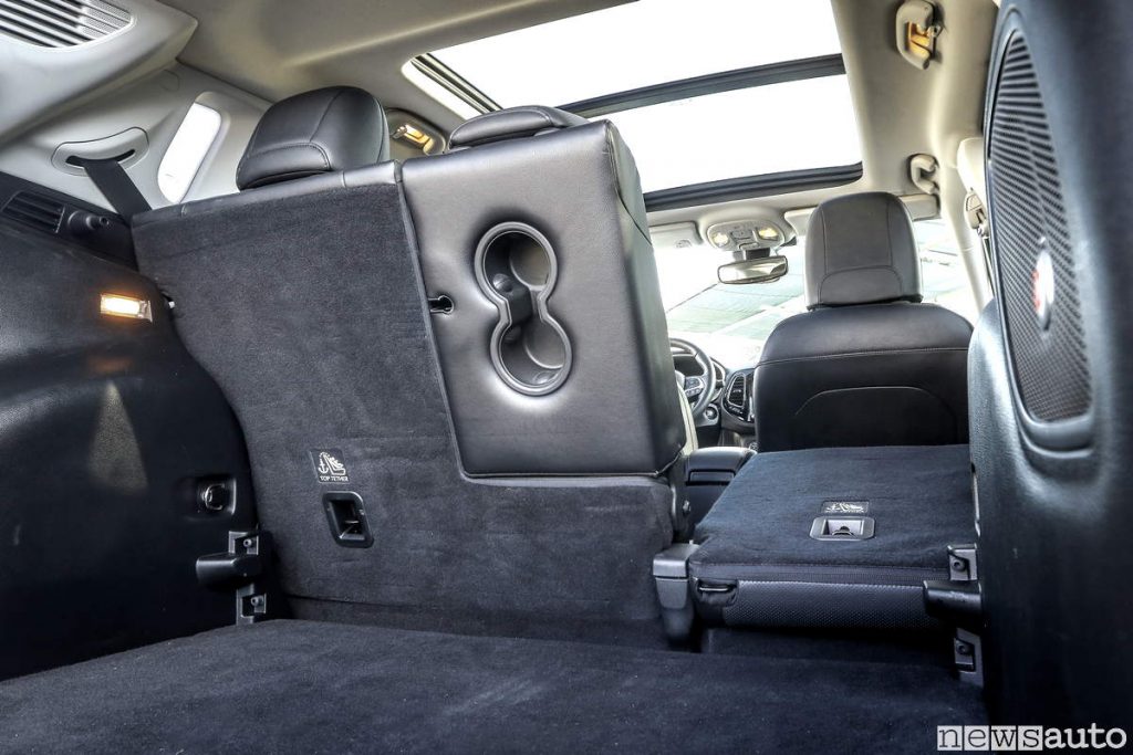 Vano bagagli Jeep Compass con sedili scomponibili