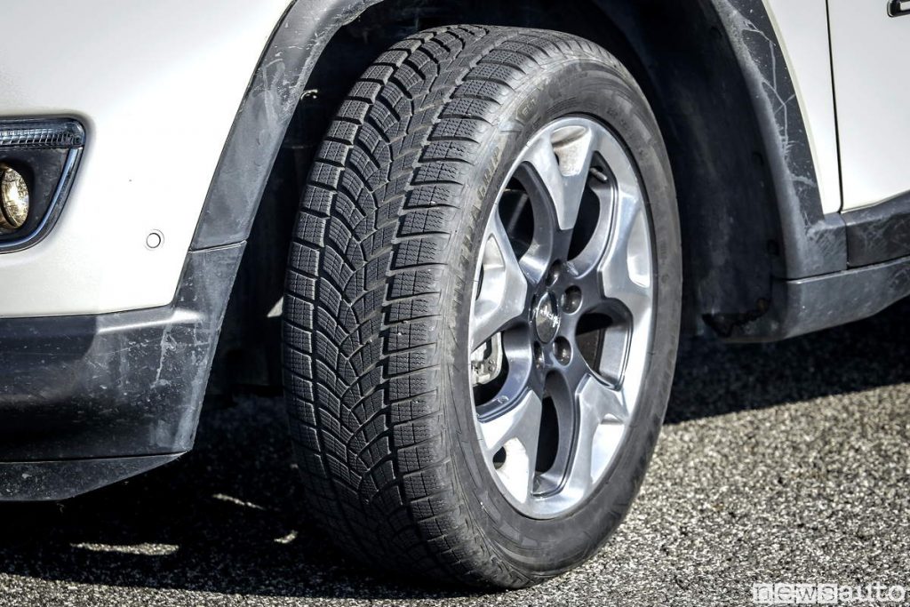 Pneumatici Invernali Goodyear Ultra Grip Performance 225/55 18 hanno una spalla più alta