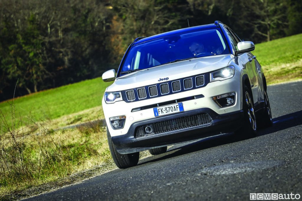 Jeep_compass_limited_2019 front in curva inserimento