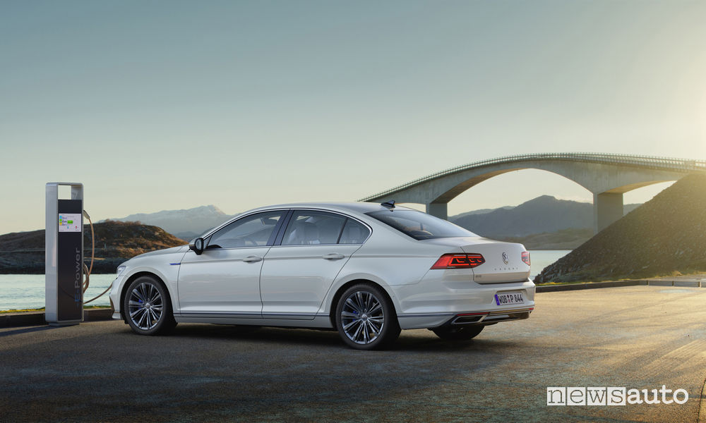 Nuova Volkswagen Passat GTE, ricarica