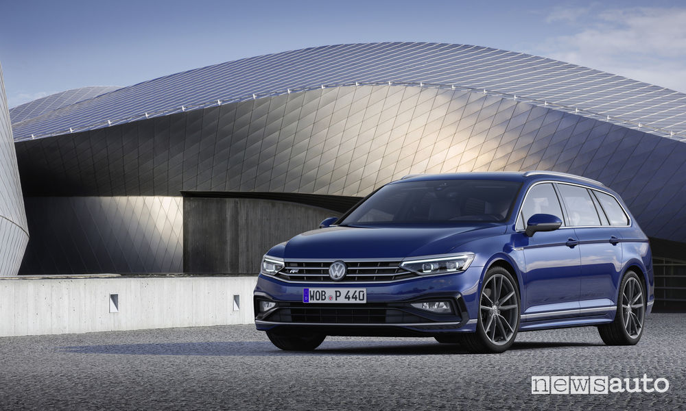 Nuova Volkswagen Passat R-Line Variant, vista di profilo