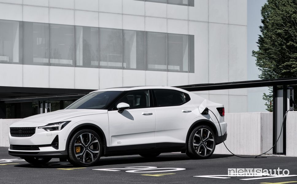 Polestar 2 in ricarica