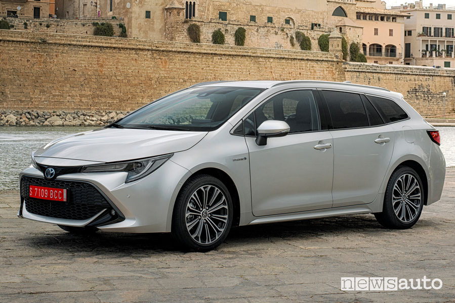 Toyota Corolla Touring Sport 2019, vista di profilo