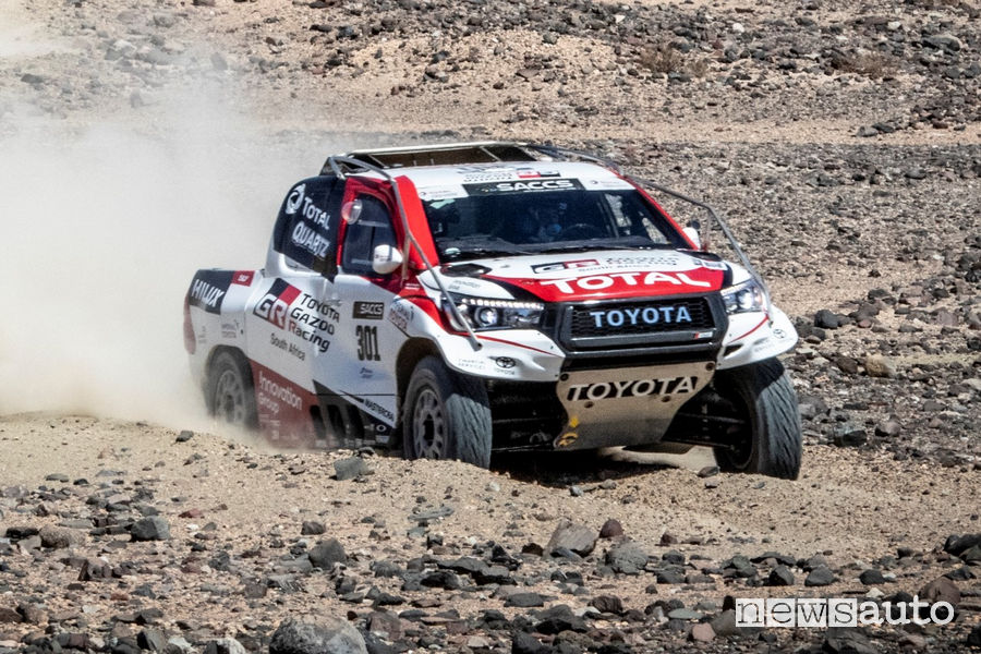 Alonso test con la Toyota Hilux Dakar nel deserto di Kalahari