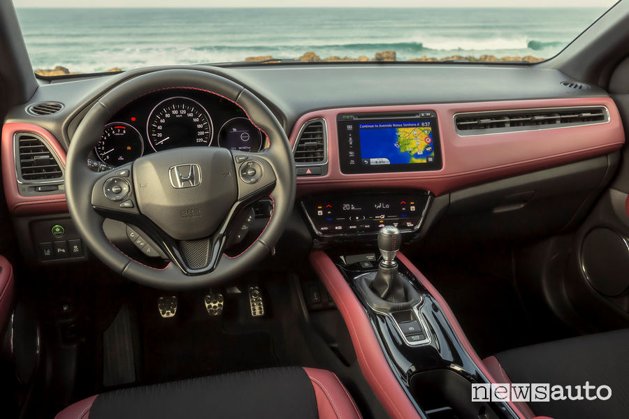 Honda HR-V 2019, plancia strumenti interno abitacolo