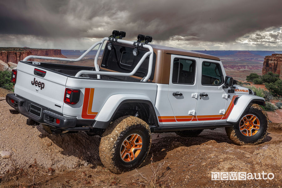 Jeep JT Scrambler vista posteriore