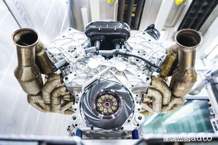 Motore V12 aspirato da 1.000 CV della Aston Martin Valkyrie