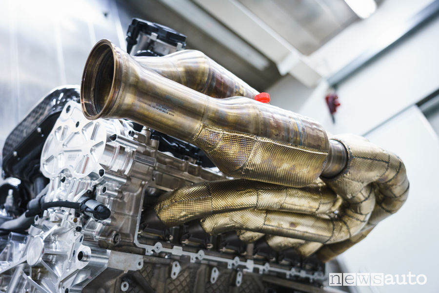 Collettori di scarico del motore V12 aspirato da 1.000 CV della Aston Martin Valkyrie