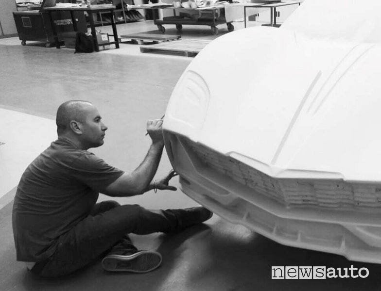 Il designer Aurelio Argentieri al lavoro su una modello dell'Evoluzione GT