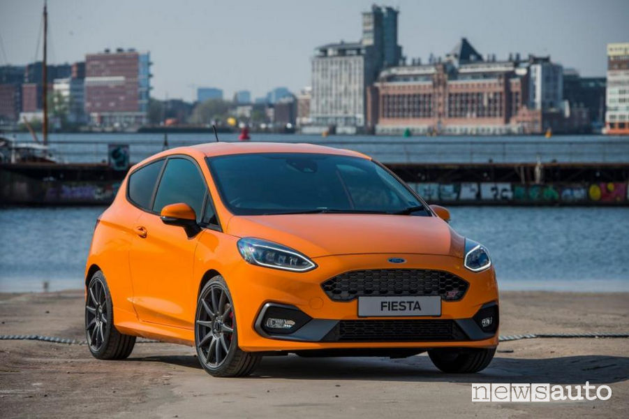Ford Fiesta ST Performance Edition vista di profilo