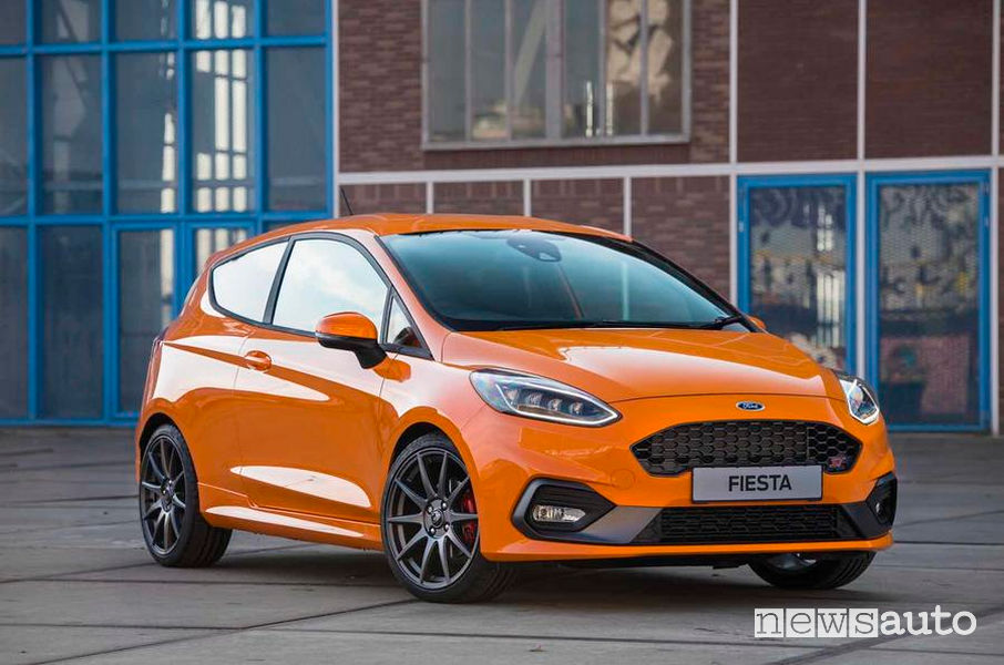 Ford Fiesta ST Performance Edition vista di profilo