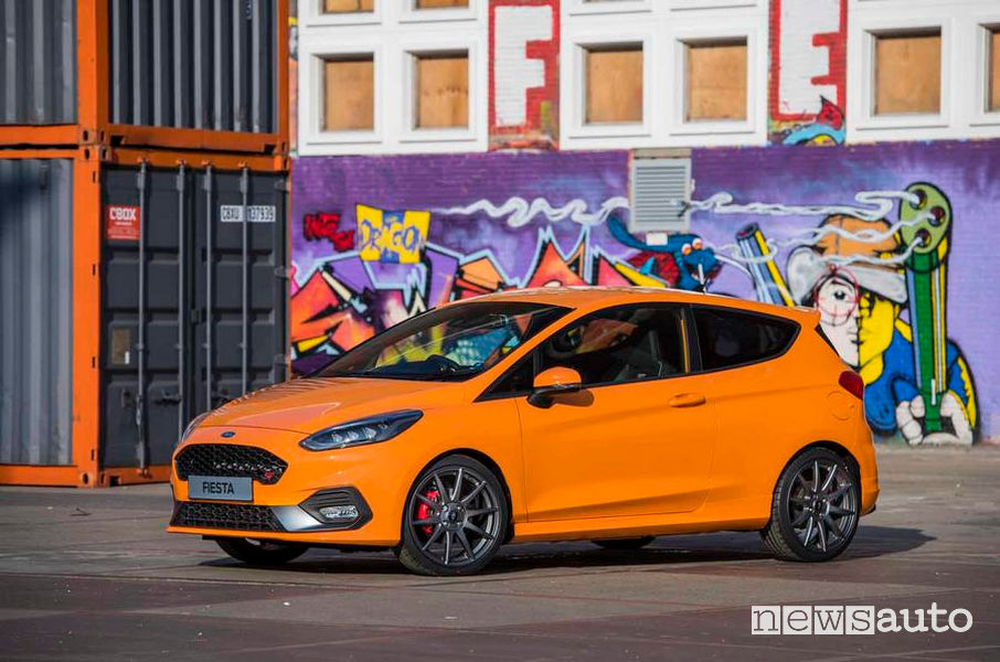 Ford Fiesta ST Performance Edition vista laterale