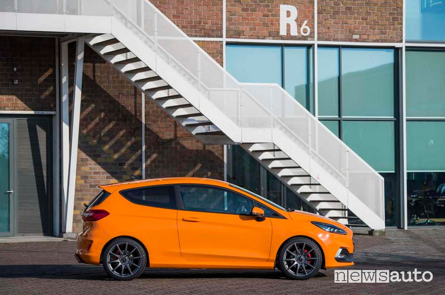 Ford Fiesta ST Performance Edition vista laterale