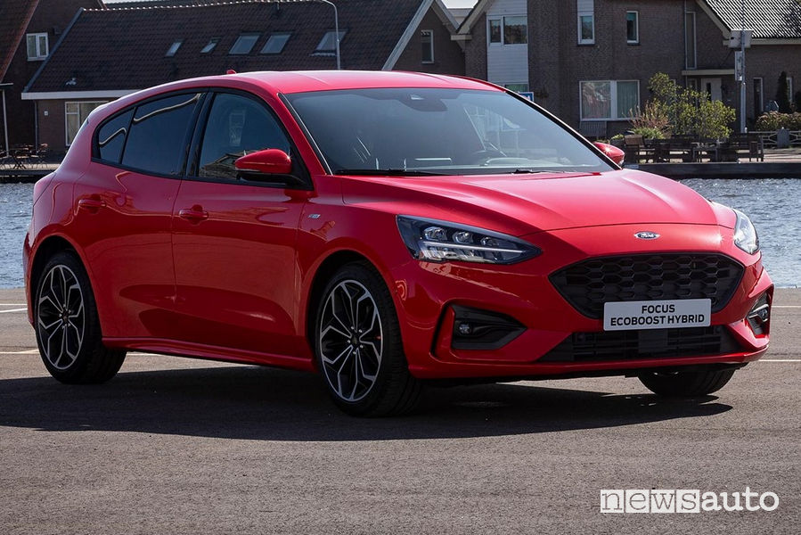 Ford Focus Ecoboost Hybrid vista di profilo