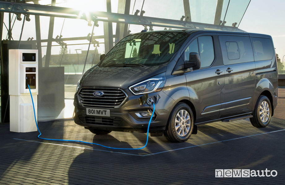 Ford Tourneo Custom PHEV ricarica